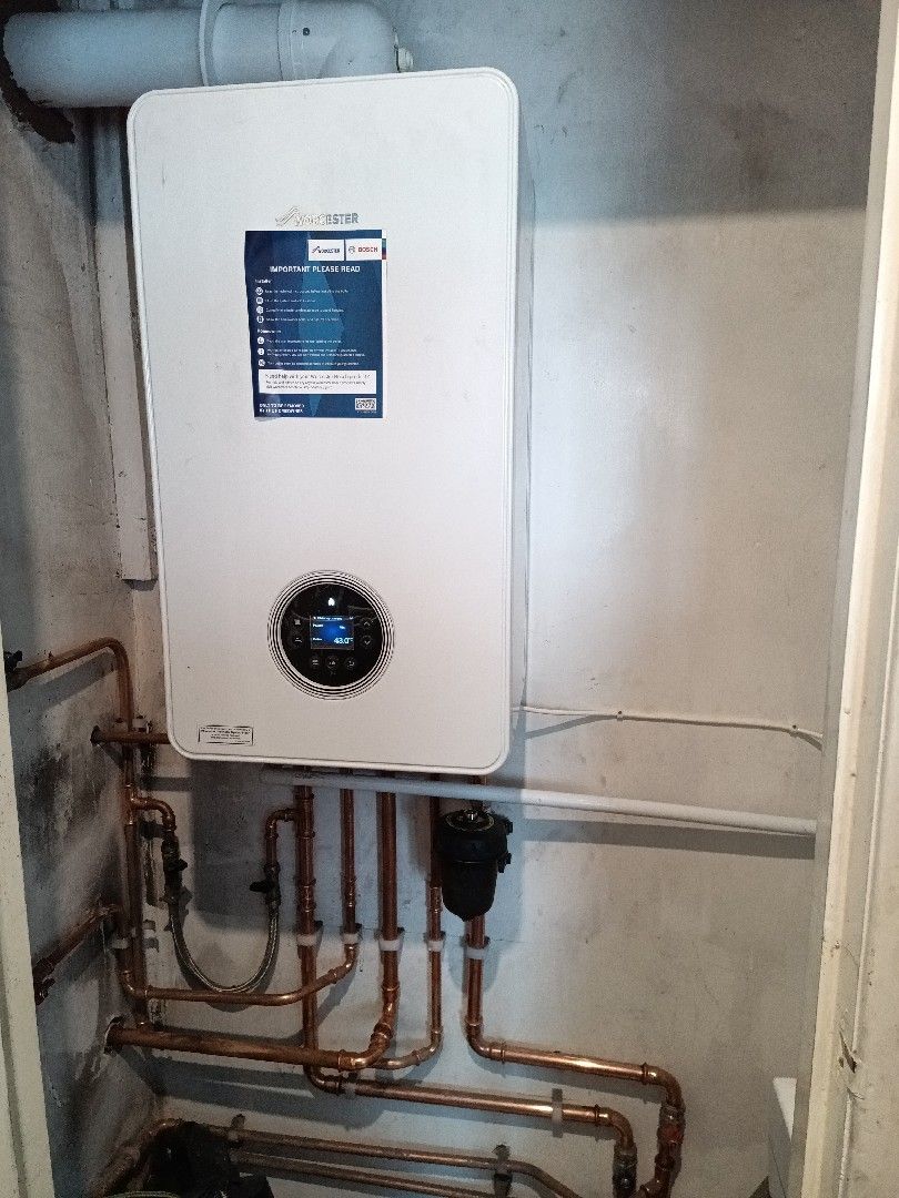 Heating system unit and pipework